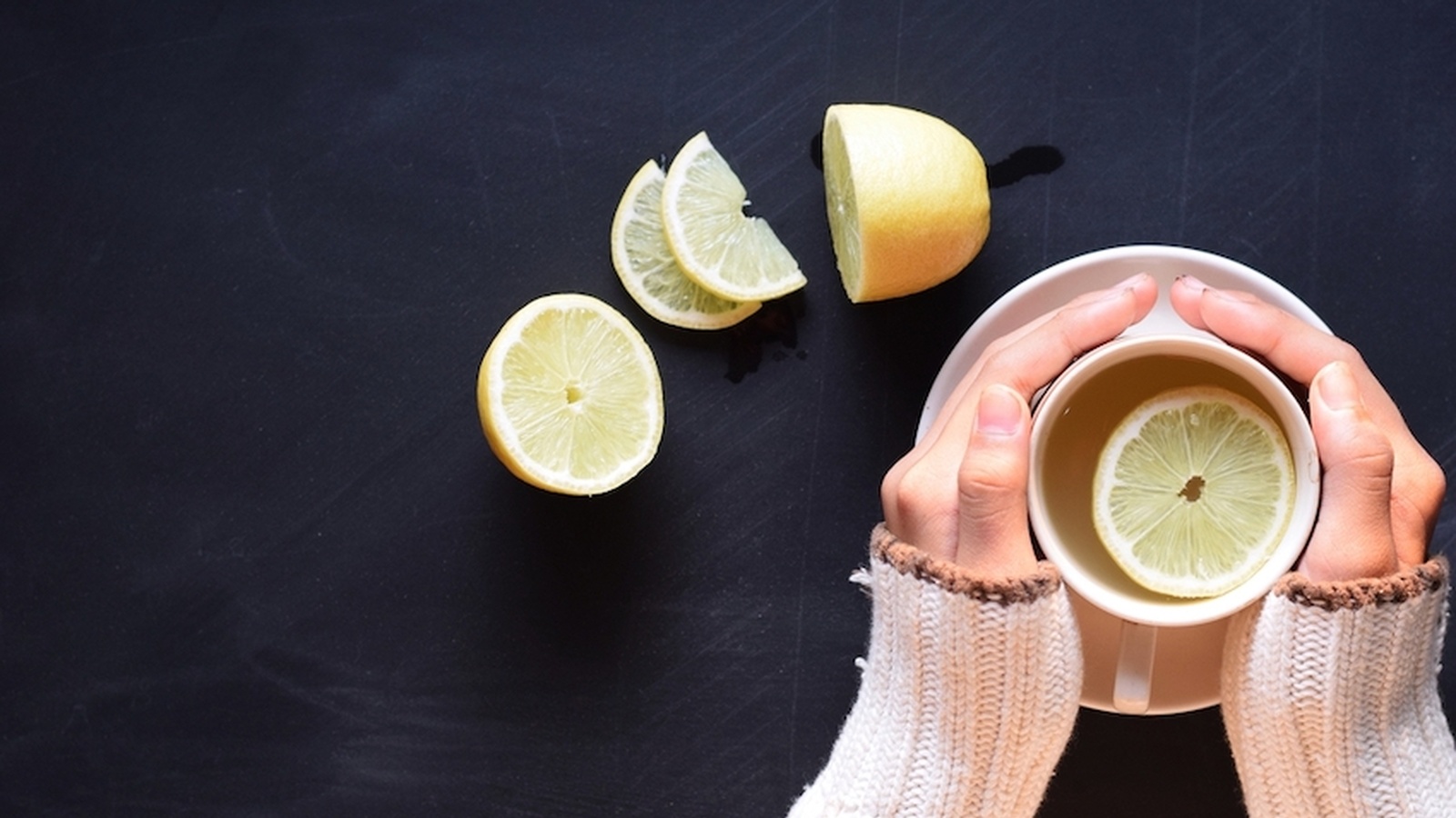 ¿Beber agua tibia de limón aumenta la inmunidad corporal contra COVID-19?